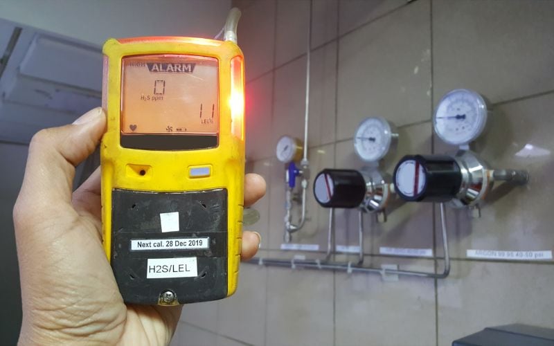 Photo of a hand holding a gas leak detector